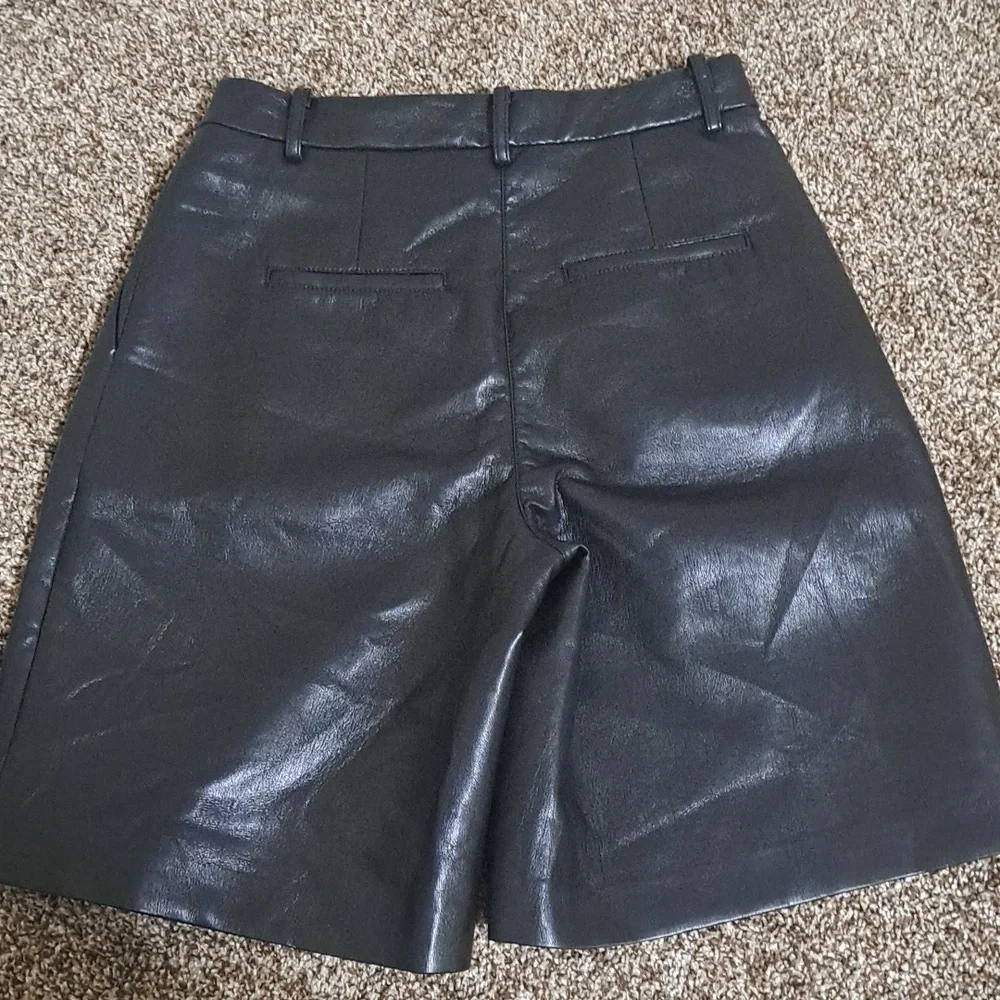 Wilfred Limerick Vegan Leather Pleated Shorts Size 2 Black - Picture 5 of 10